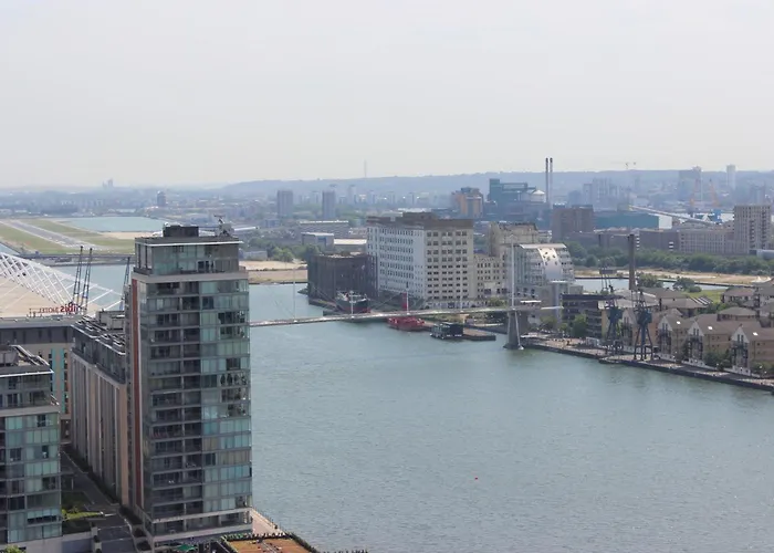 Spacious Excel London Apartment With Balcony, River View And Parking Sleeps 8