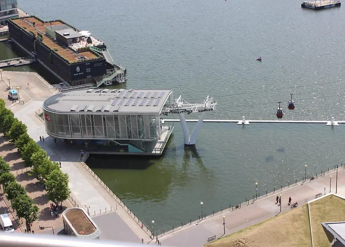 Spacious Excel London Apartment With Balcony, River View And Parking Sleeps 8