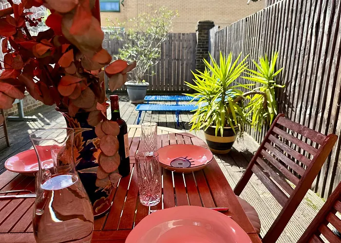 Central London Charming Camden Split Level Home