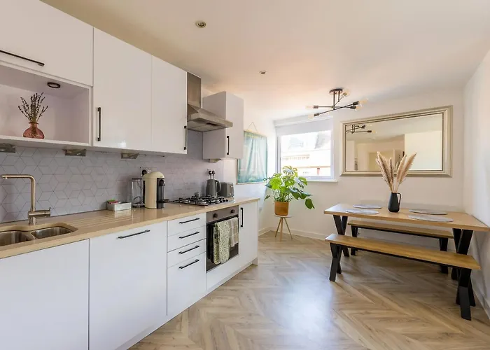 2 Bed Shoreditch Skyline Modern Flat By Station London