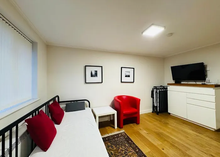 Morden Flat Close To Dlr Station With Free Parking And Brand New Bed And Quality Mattress Adjacent To Metro Station Also Close To O2 And Excel Via Cable Car London