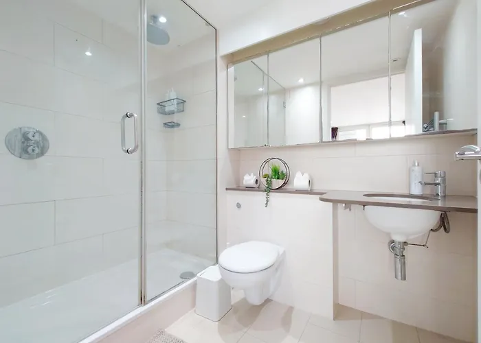 Fully Serviced Two Bed By Excel & O2