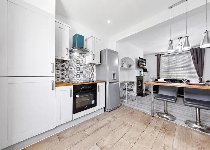 Bromley 2 Bed House With Free Parking, 30 Mins To Central London, Sleeps 6
