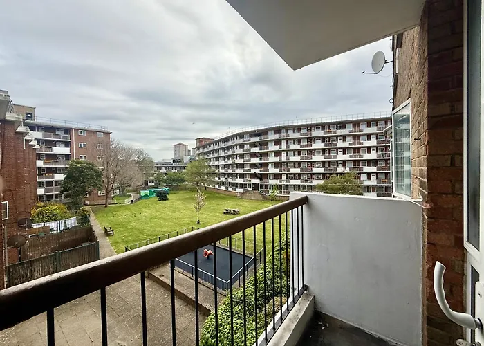 Fabulous 3 Bedroom Flat Sleeps 6 London