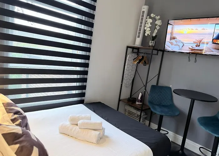 London cosy studio 10 min to underground&train