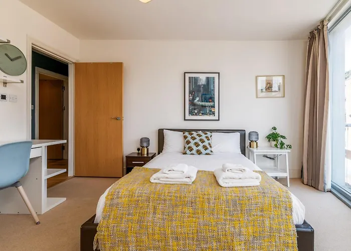Bright & Spacious Battersea Flat