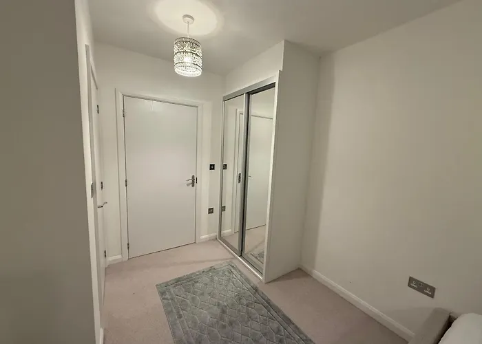 Stay In Acton Close To Central