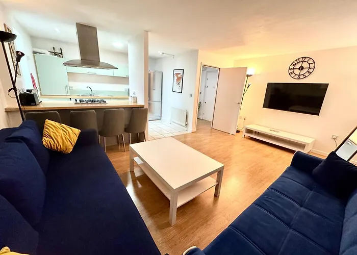 2 Bed, 2 Bath, Ground Floor Whole With Parking, Near Central London & Stratford, Close To Station, Zone 2