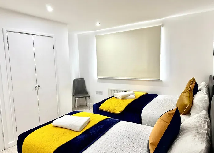 2 Bed, 2 Bath, Ground Floor Whole With Parking, Near Central London & Stratford, Close To Station, Zone 2