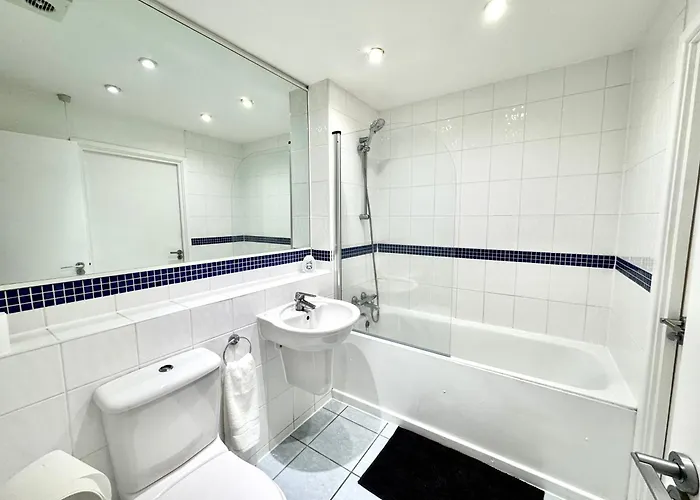 2 Bed, 2 Bath, Ground Floor Whole With Parking, Near Central London & Stratford, Close To Station, Zone 2