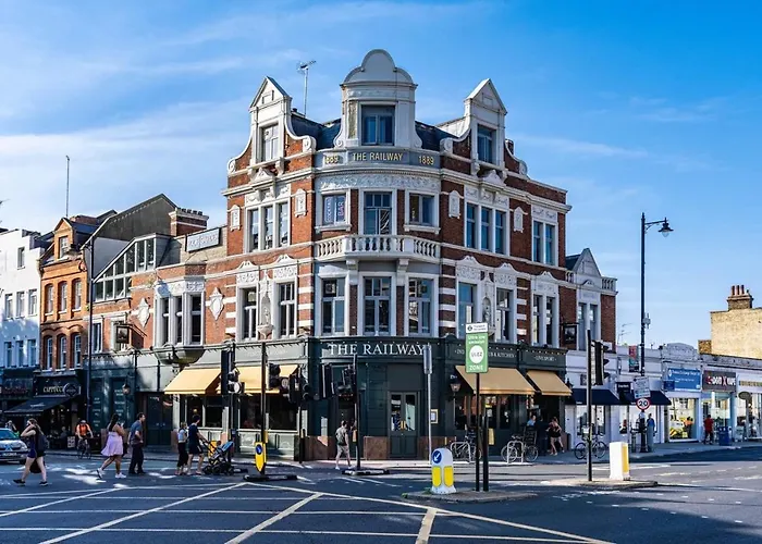 Penthouse Loft Suite In Putney, Ps5, 60"Tv, Netflix, Sleeps 6, Ideal For Relocators And Professionals London