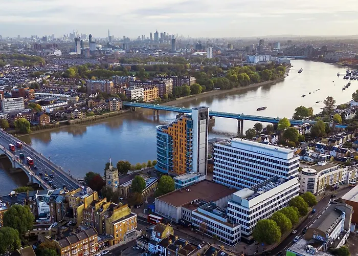 Penthouse Loft Suite In Putney, Ps5, 60"Tv, Netflix, Sleeps 6, Ideal For Relocators And Professionals