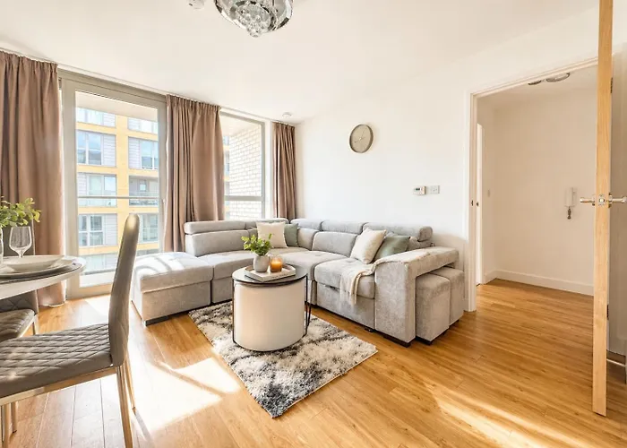 Central-Modern 1-Bed Apt, Sleep 4 -Near Train Station & Easy Access To Central London & City Centre