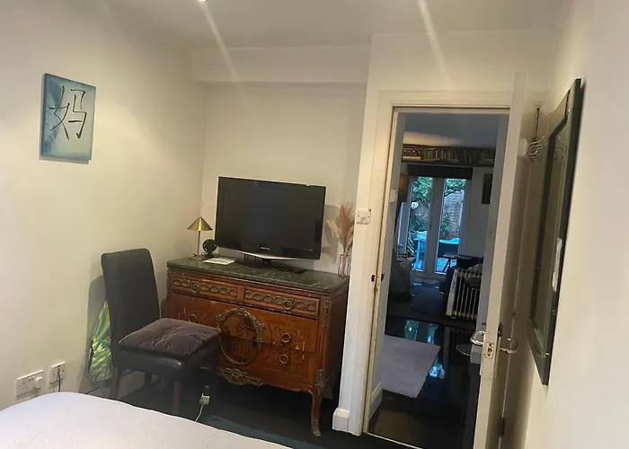Room And Private Bathroom In The Whitehouse
