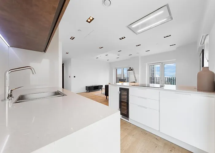 Central London Stay-Fabulous Ultra-Central London Luxury Designer Two Bedroom-Pool-Gym-Full Ac