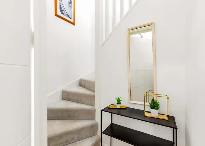 4Bed 11 Occupancy Large Flat Elizabeth Line West London Flat Free Parking