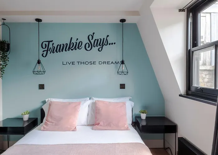 Grand Covent Garden 3-Bed Penthouse With Terrace