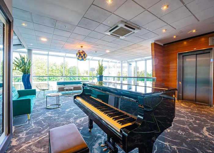 Novotel London West