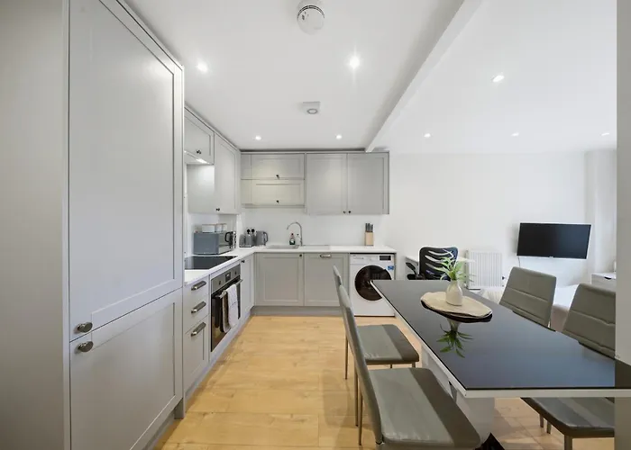 Smart 2-Bedroom Apartment Near Barbican