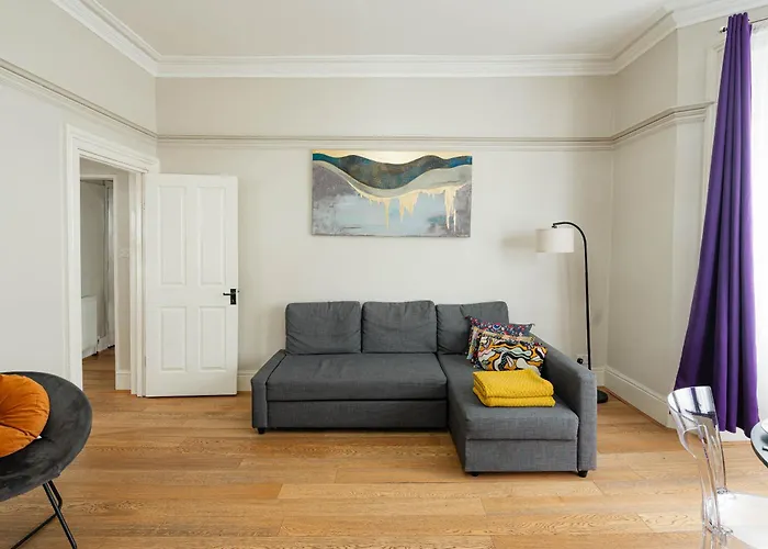 Gloucester Station Gem: 3 Bedroom Oasis