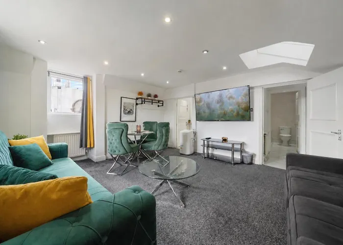 Luxurious 1-Bedroom Penthouse On Oxford Street 11G