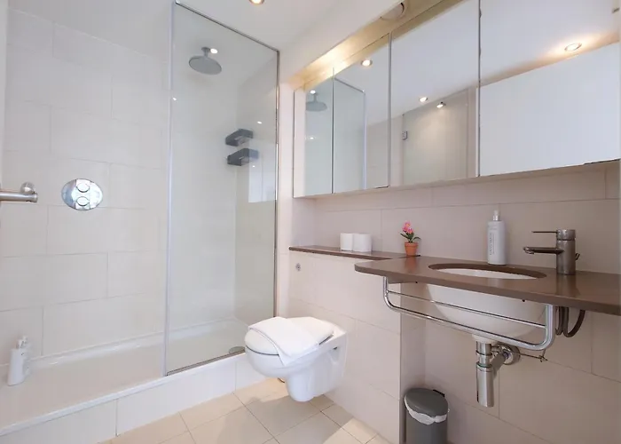 Fully Serviced Two Bed By Excel & O2