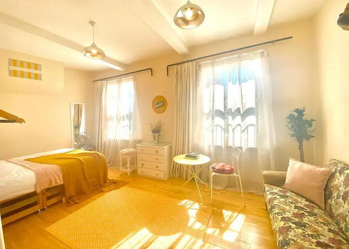 London'S Central East End 2 Bedroom City Apartments