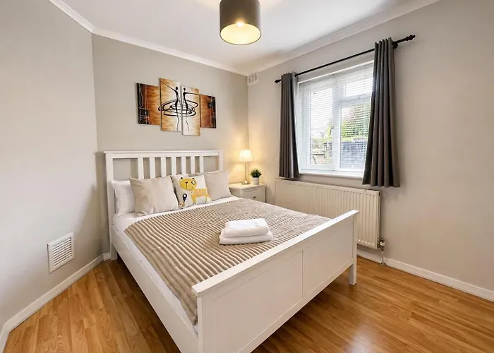 Croydon Apartment With Parking