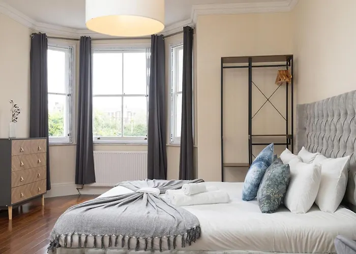 Large Putney Oasis 3-Bed With Garden & Parking