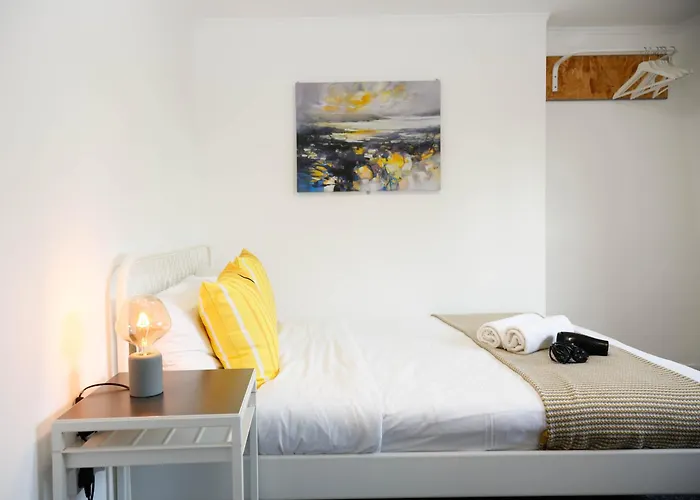 Stylish Rooms 1-Minute Walk To Camden Town Metro, Shops, Cafes, Bars & Restaurants With Shared Bathrooms