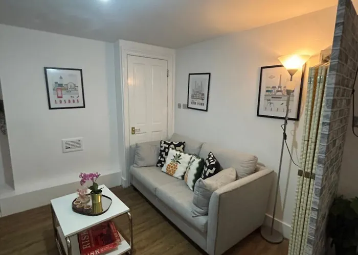 Well Connected 2 Bedroom Flat With Ensuite Bathrooms In London Se5