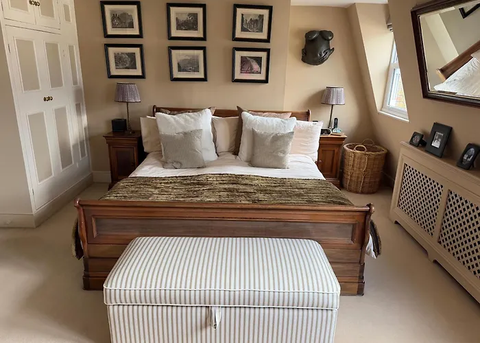 Double Bedroom In Homely, 5 Bedroom Family House By The River In Fulham