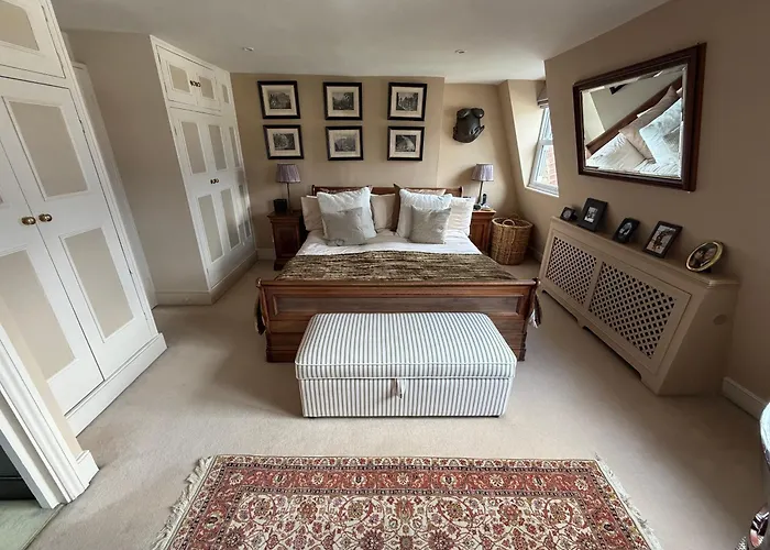 Double Bedroom In Homely, 5 Bedroom Family House By The River In Fulham