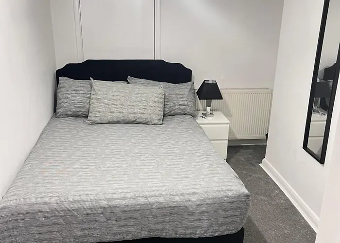 Cozy Two Bedroom Flat 1 Minute From Forest Hill Train Station