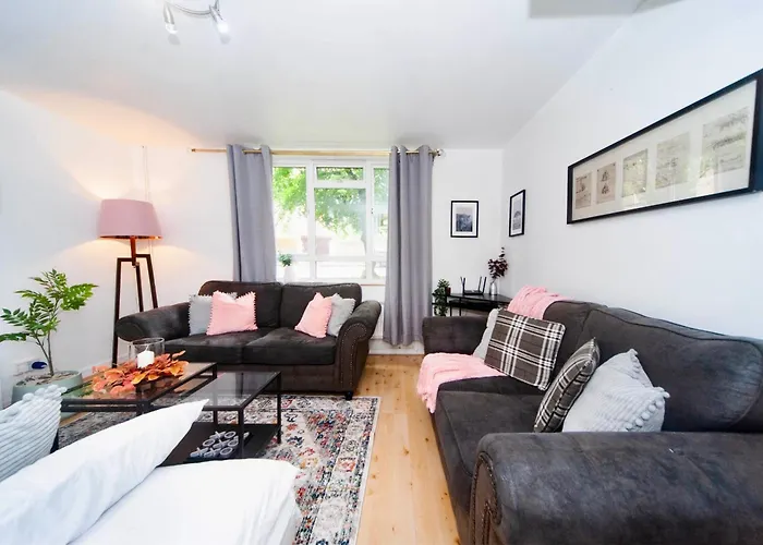 Stylish Modern Camden Maisonette, Sleeps 7, Walk To Camden Market, London