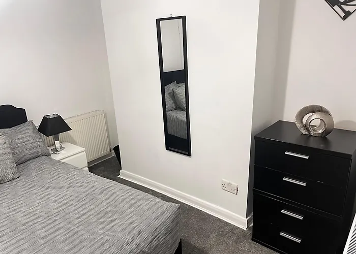 Cozy Two Bedroom Flat 1 Minute From Forest Hill Train Station