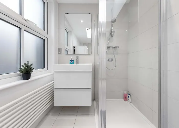 Rare Find! Luxury 4Br Flat In Central London! By Regal Realms Short Lets & Serviced Accommodation Central London Near Station