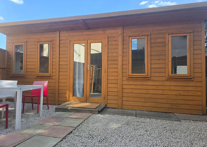 Urban Log Cabin Near Zone 2 Tube
