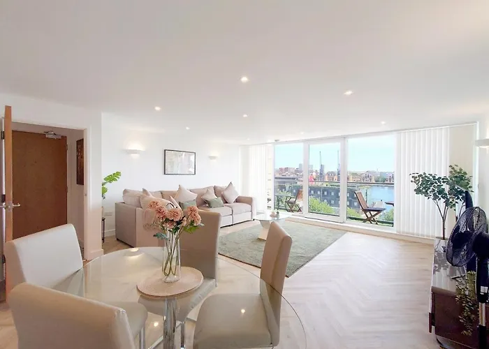Deluxe Two Bed With River & City View