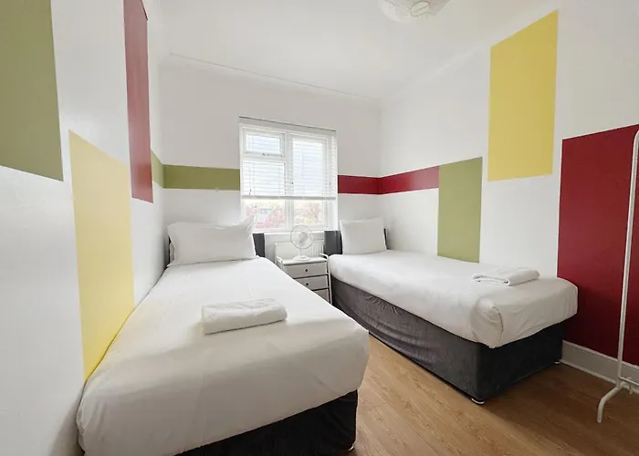 Large Cosy Property 15Min From Central London