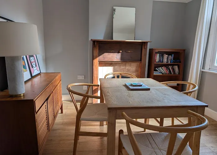 2 Bed Apartment In Sydenham, London