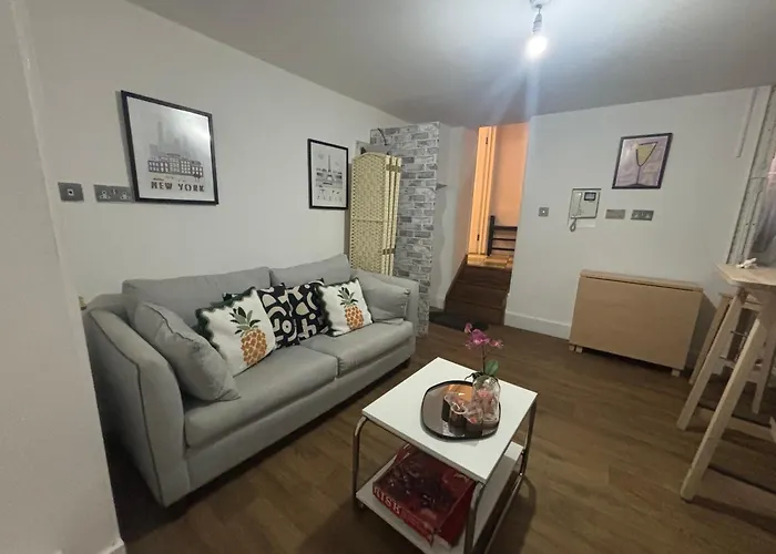 Well Connected 2 Bedroom Flat With Ensuite Bathrooms In London Se5