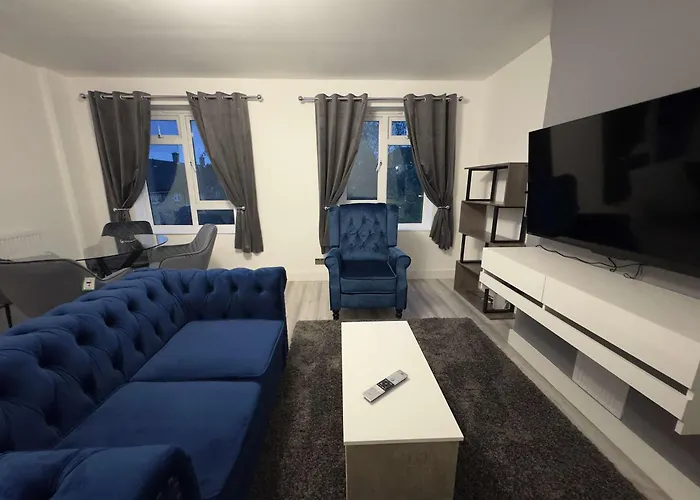 Stylish 2Br, Fast Wifi With Balcony