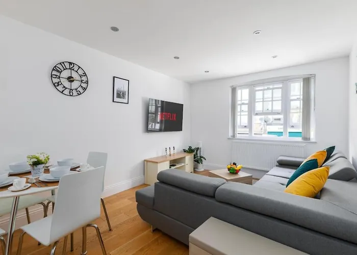 Stylish London Shoreditch Apartment With Balcony Sleeps 4 Family Friendly