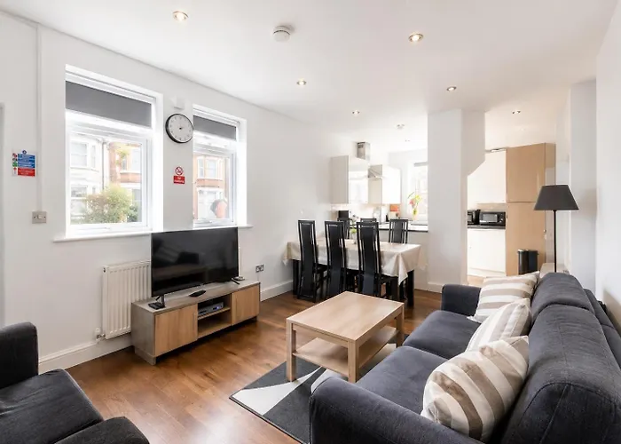 Clapham Common Sleeps 10 Free Parking For 4 Cars And Vans 2 Bed 2 Bath 5 Min To Metro Zone 2