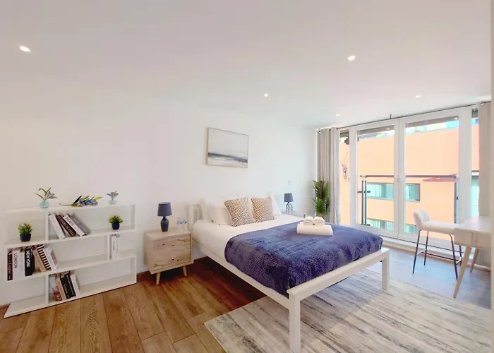 Fully Serviced Two Bed By Excel & O2