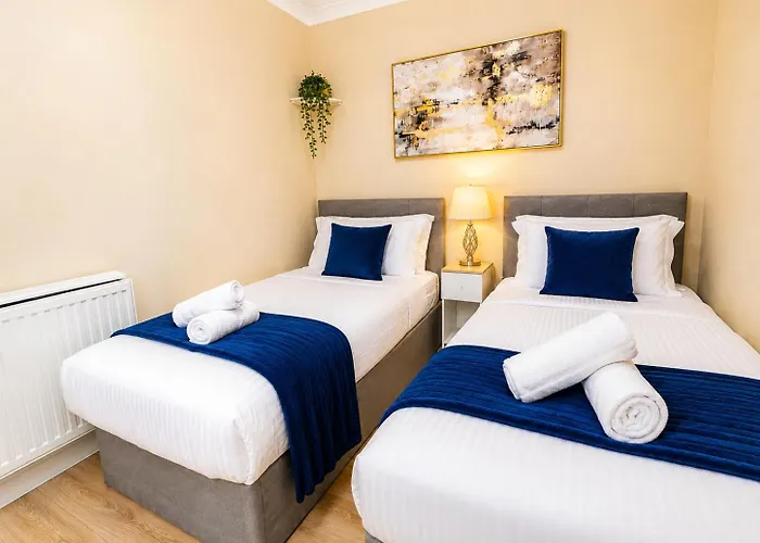 Falcon - 2 Bedroom Ground Floor Flat In Central London
