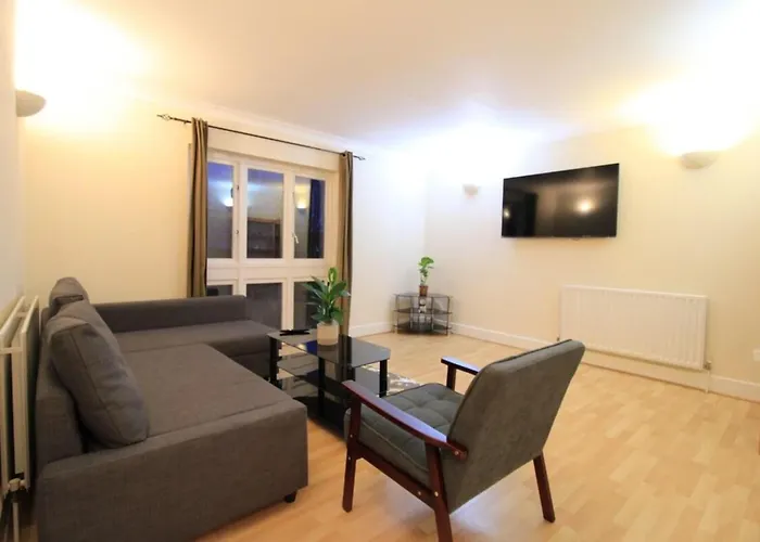 1-Bed Whitechapel Near Tube & Elizabeth Line Sleeps 4