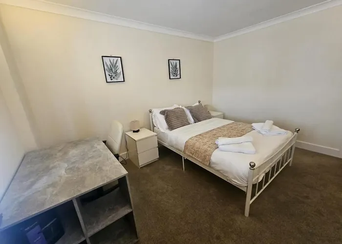 1-Bed Whitechapel Near Tube & Elizabeth Line Sleeps 4