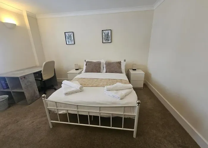 1-Bed Whitechapel Near Tube & Elizabeth Line Sleeps 4